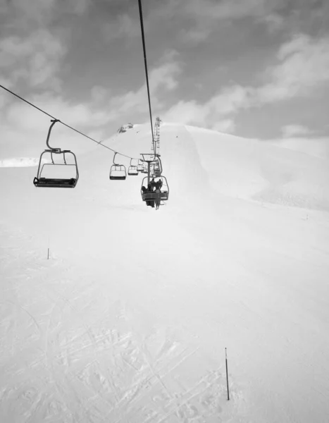 Καρέκλα Lift Χιονισμένη Πλαγιά Σκι Και Συννεφιασμένο Ουρανό Χιόνι Που — Φωτογραφία Αρχείου