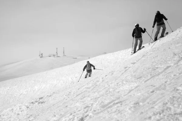 Esquiadores Descem Declive Freeride Nevado Céu Nublado Nublado Dia Com — Fotografia de Stock