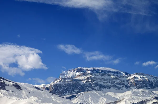 太陽の冬の日に雪の中でロッキー山脈 コーカサス山脈 シャハーグ アゼルバイジャン — ストック写真