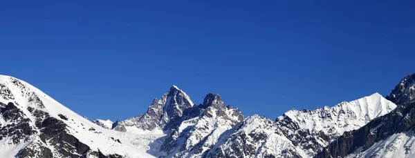 Güneşli Bir Günde Kışın Karlı Dağ Zirvelerinin Panoramik Manzarası Kafkas — Stok fotoğraf