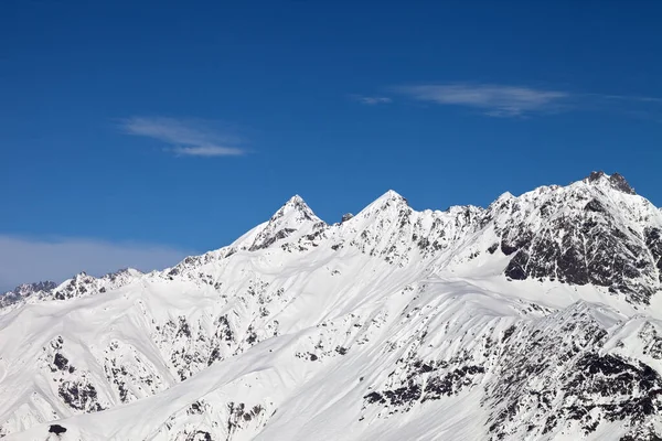 Rotsachtige Bergtoppen Sneeuw Prachtige Blauwe Lucht Zonnige Winterdag Kaukasusgebergte Regio — Stockfoto