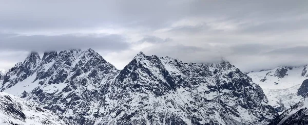 Panoramisch Uitzicht Besneeuwde Rotsachtige Bergen Bewolkte Grijze Lucht Winter Kaukasusgebergte — Stockfoto