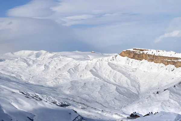 Снежные Зимние Горы Красивое Небо Облаками Хороший Солнечный День Кавказские — стоковое фото