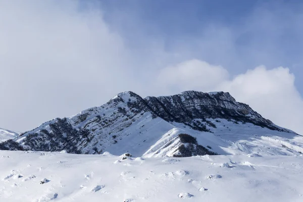 Snowy Mount Bereik Met Bos Zonlicht Helling Met Besneeuwde Stenen — Stockfoto