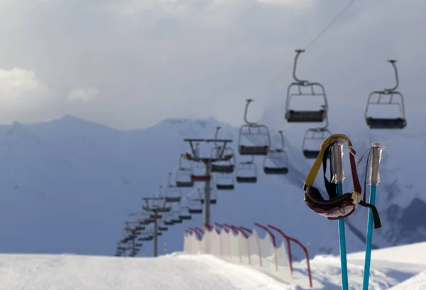 Declive Esqui Nevado Cadeira Lift Máscara Esqui Pólos Esqui Montanhas — Fotografia de Stock