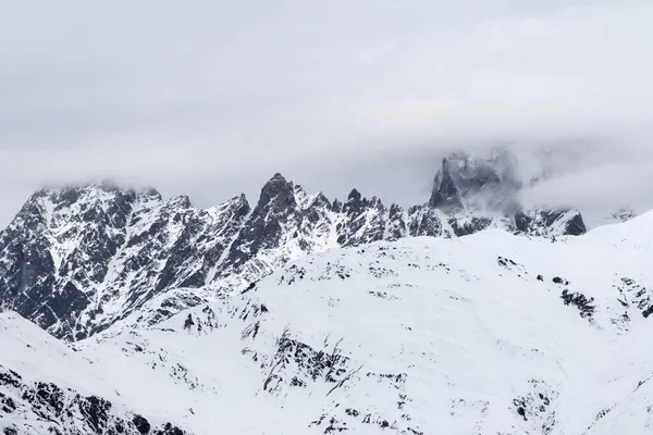 Montañas Rocosas Nieve Cielo Gris Nublado Invierno Montañas Del Cáucaso —  Fotos de Stock