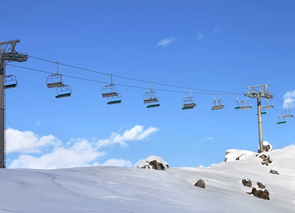 Zonneschijn Stoeltjeslift Blauwe Lucht Met Wolken Skigebied Zonnige Koude Avond — Stockfoto
