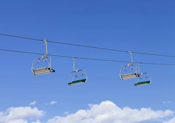 Zonlicht Skilift Blauwe Lucht Met Wolken Skigebied Zonnige Winterdag — Stockfoto