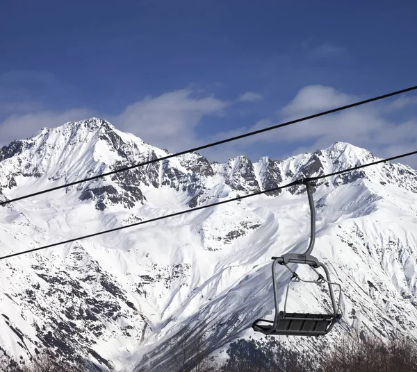 在阳光明媚的冬日 滑雪场和雪山上坐着轮椅 高加索山脉 格鲁吉亚Svaneti地区Hatsvali — 图库照片