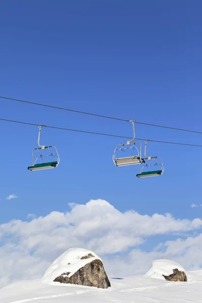 Zonneschijn Stoeltjeslift Blauwe Lucht Met Wolken Skigebied Zonnige Koude Dag — Stockfoto