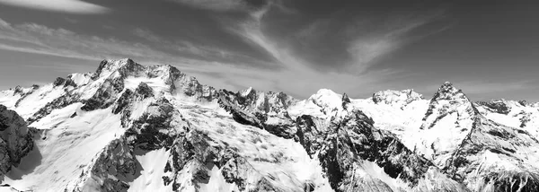 Svart Och Vitt Panorama Snöiga Berg Kaukasusbergen Vintern Region Dombay — Stockfoto