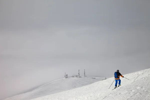 Skier Downhill Slope Freeriding Overcast Misty Sky Day Bad Weather — Stock Photo, Image