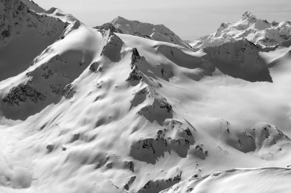 Černobílý Pohled Zasněžené Hory Sněhovou Římsou Kavkazské Hory Zimě Pohled — Stock fotografie