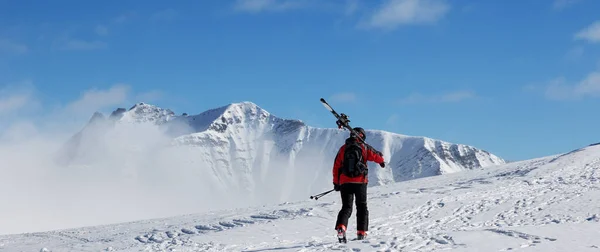 在寒冷的阳光下 滑雪者肩上的滑雪板滑向山顶 冬季高加索山脉在雾中 格鲁吉亚 古道里地区 库德比山 全景视图 — 图库照片