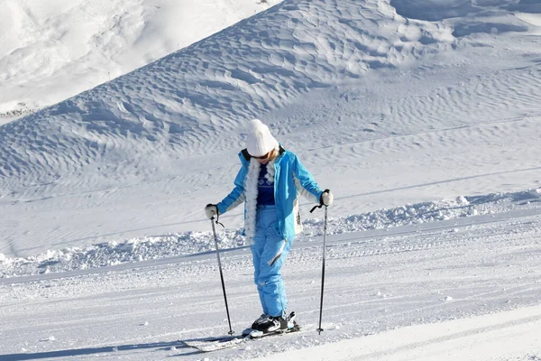 Skiër Besneeuwde Skipiste Mooie Zonnige Dag Kaukasus Winter Shahdagh Azerbeidzjan — Stockfoto