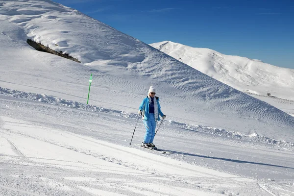 Skifahrer Bergab Auf Verschneiten Skipisten Bei Schönem Sonnentag Großkaukasus Winter — Stockfoto