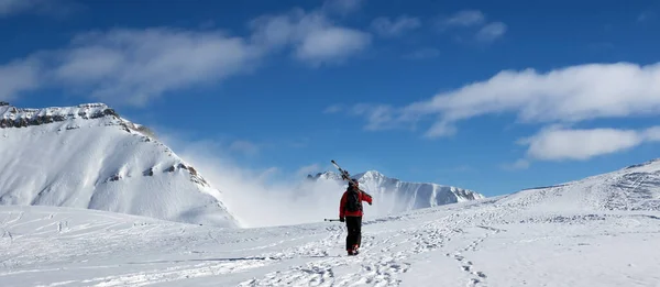 肩にスキーが乗っているスキー客はいい天気の日には山頂に上がる コーカサス山脈冬 ジョージア州 グダウリ州 クデビ山 パノラマビュー — ストック写真