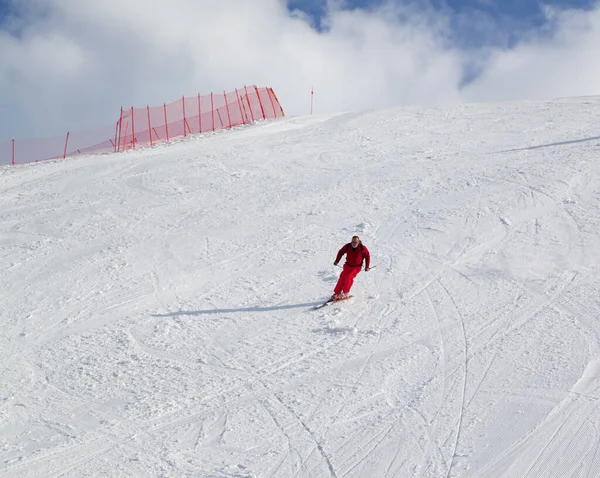 Skiër Afdaling Besneeuwde Zonlicht Skipiste Zonnige Winterdag — Stockfoto