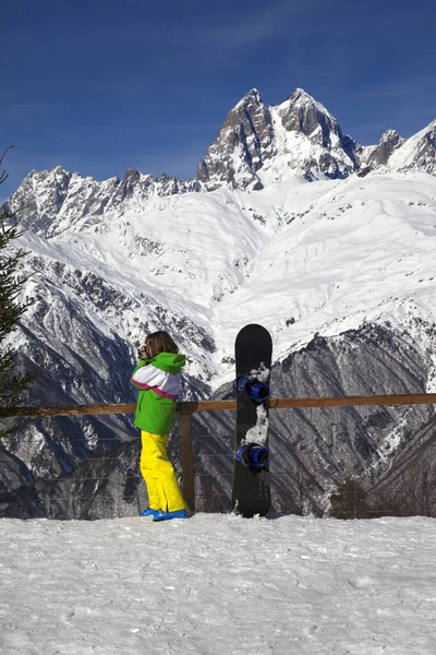 Giovane Snowboarder Scatta Foto Vicino Snowboard Sul Punto Vista Montagna — Foto Stock