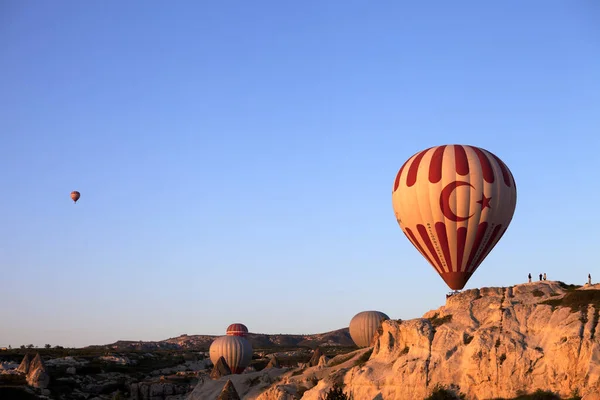 Gorem Cappadocia Turkey 2013年5月07日 晴れた朝に青い空と妖精の煙突岩の形成にトルコの象徴と熱気球 — ストック写真