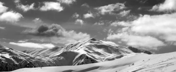 Zwart Wit Panoramisch Uitzicht Skipiste Prachtige Hemel Met Wolken Zon Stockfoto