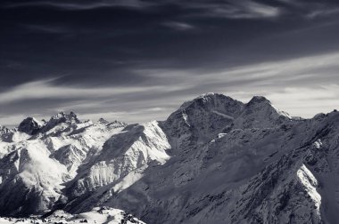 Kış akşamında yüksek karlı dağlar. Kafkas Dağları. Elbrus bölgesi. Siyah ve beyaz retro tonlu manzara.