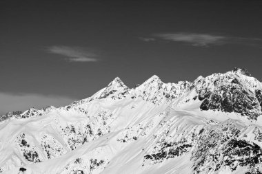Karda kayalık dağlar ve kış gününde güzel mavi gökyüzü. Kafkas Dağları, Gürcistan 'ın Svaneti bölgesi.