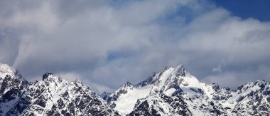 Güneş 'in kış gününde karlı kaya dağlarının panoramik manzarası. Kafkas Dağları. Gürcistan 'ın Svaneti bölgesi.