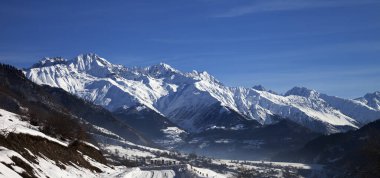 Karlı yolda panoramik manzara ve kış sabahının erken saatlerinde sisli dağ. Kafkas Dağları. Gürcistan, bölge Svaneti.