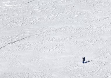 Soğuk kış gününde serbest dolaşmak için karlı yamaçta snowboardçu. Kafkasya Dağları, Gürcistan, bölge Gudauri. Yukarıdan görüntüle.