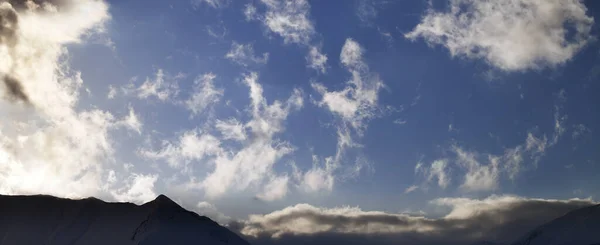 Πανοραμική Θέα Στον Γαλάζιο Ουρανό Σύννεφα Και Χιονισμένα Βουνά Βράδυ — Φωτογραφία Αρχείου