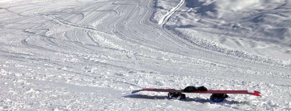 Snowboard Sneeuw Besneeuwde Skipiste Zonnige Winterdag Panoramisch Uitzicht — Stockfoto