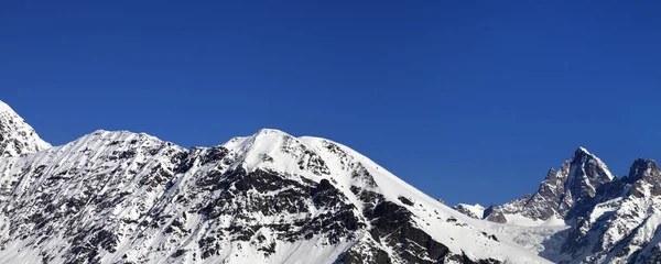 Panoramablick Auf Verschneite Berge Und Blauen Himmel Bei Schönem Sonnentag — Stockfoto