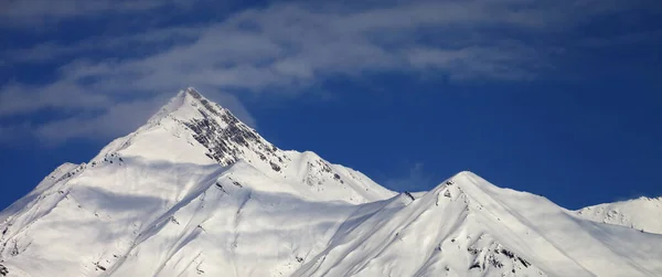 Panoramautsikt Snöig Sluttning Och Blå Himmel Med Moln Solig Vinterdag — Stockfoto