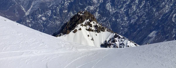 雪地外斜坡上的滑雪板和雪板痕迹 高加索山脉冬季 格鲁吉亚 古道里地区 全景视图 — 图库照片