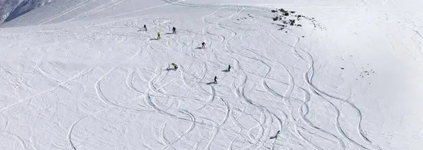 Snowboarders Κατηφορίζουν Χιονισμένη Πλαγιά Εκτός Πίστας Πρόσφατα Πεσμένο Χιόνι Πανοραμική — Φωτογραφία Αρχείου