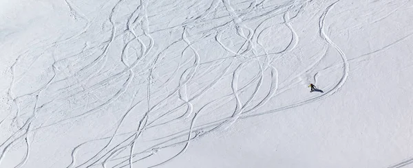 Snowboarder Cuesta Abajo Pendiente Nevada Fuera Pista Con Nieve Recién —  Fotos de Stock