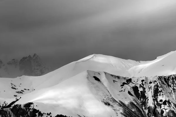 有雪冠的阳光山和暴风雪前雪崩留下的痕迹 高加索山脉 格鲁吉亚Svaneti地区 黑白色调的风景 — 图库照片