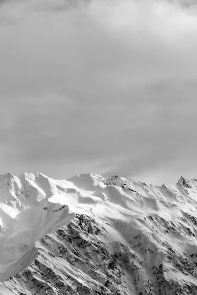 Slunečné Zasněžené Hory Zatažená Obloha Zimě Kavkazské Hory Oblast Svaneti — Stock fotografie