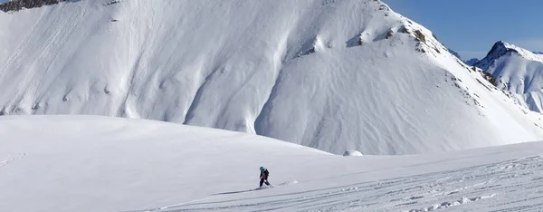 Сноубордист Спускается Снежному Склону Недавно Выпавшим Снегом Кавказские Горы Грузия — стоковое фото