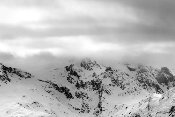 在薄雾和暴风云中的雪山 高加索山脉在冬季 格鲁吉亚Svaneti地区 黑白色调的风景 — 图库照片