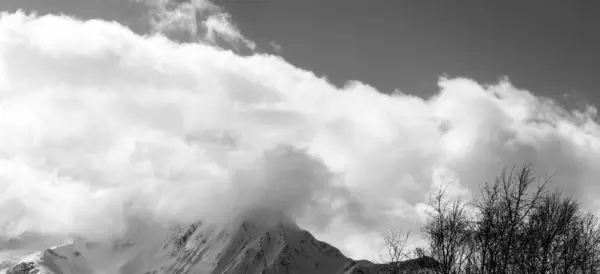 Vista Panorámica Las Montañas Nevadas Invierno Las Nubes Buen Día —  Fotos de Stock