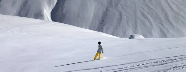 Descida Snowboarder Encosta Pista Nevada Com Neve Recém Caída Vista — Fotografia de Stock