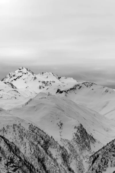 Sneeuwbergen Grijze Winteravond Kaukasus Bergen Regio Svaneti Georgië Zwart Wit — Stockfoto