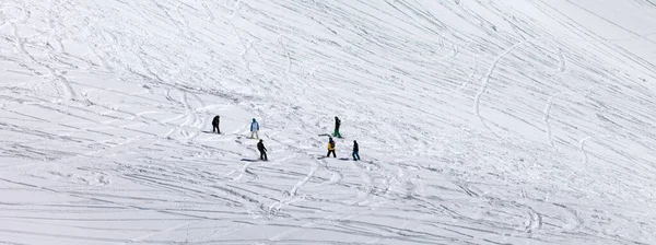 Snowboarders Και Σκιέρ Χιονισμένη Πλαγιά Εκτός Πίστας Χειμώνα Πανοραμική Άποψη — Φωτογραφία Αρχείου