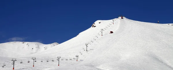 Vista Panorâmica Pista Esqui Nevado Com Ropeway Dia Inverno Sol — Fotografia de Stock