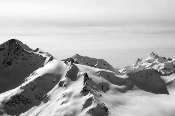 Černobílé Zasněžené Sluncem Zalité Hory Pohled Sjezdovky Mount Elbrus Slunného — Stock fotografie