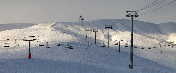 Vista Panorâmica Pista Esqui Nevado Com Elevador Cadeira Noite Inverno — Fotografia de Stock