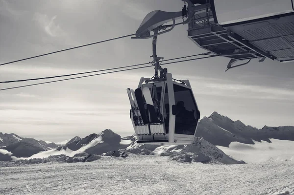 贡多拉在雪山冬雪中滑行 高加索山脉 Elbrus山 黑色和白色复古色调的风景 — 图库照片