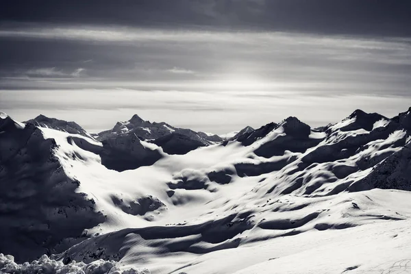 Ασπρόμαυρα Χιονισμένα Βουνά Βράδυ Του Χειμώνα Καύκασος Θέα Από Έλμπρους — Φωτογραφία Αρχείου